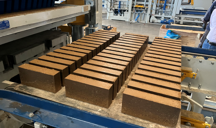 ZN1500 мошини пурраи худкори хиштсозӣ ба муштарии Чини Шарқӣ дар истифодаи захираҳои лой имкон медиҳад