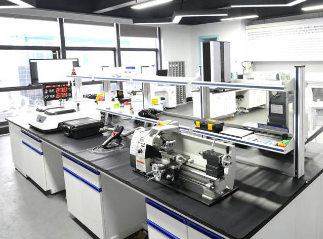 Таъмини сифат аз манбаи масолењ: пурзўр намудани салоњияти асосии дастгоњњои хиштсозї